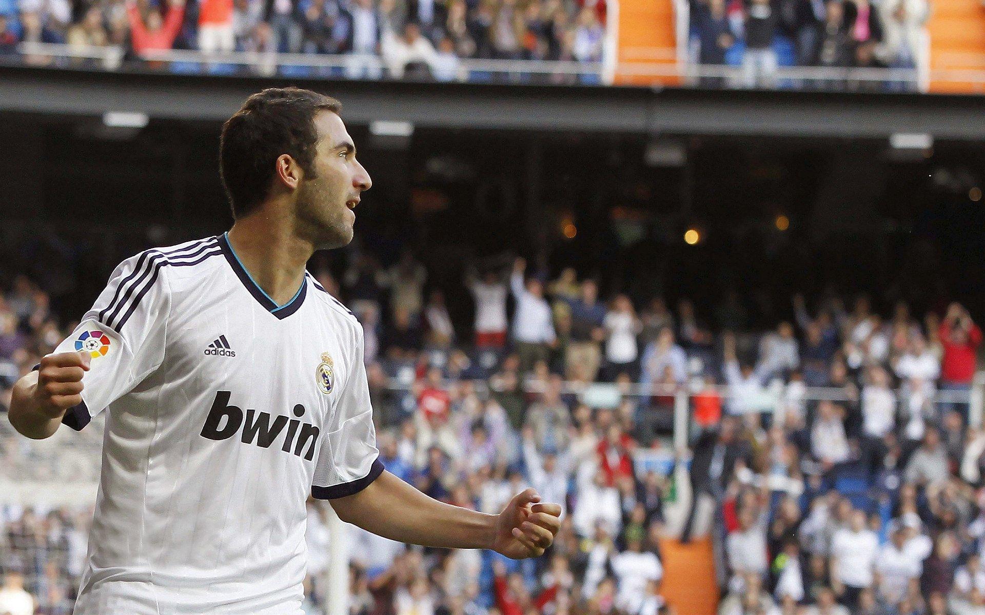 传奇队长难能可贵！杰拉德屡拒豪门邀请，坚守利物浦超20载铸就忠诚丰碑