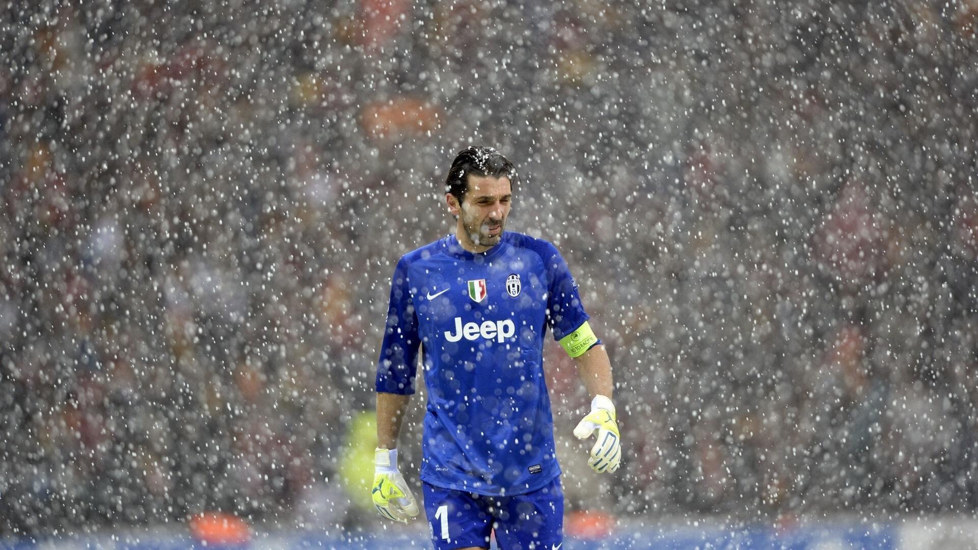 意甲第37轮官方最佳阵容揭晓，帕雷德斯领衔，邓弗里斯与佩德罗闪耀，争冠悬念再起